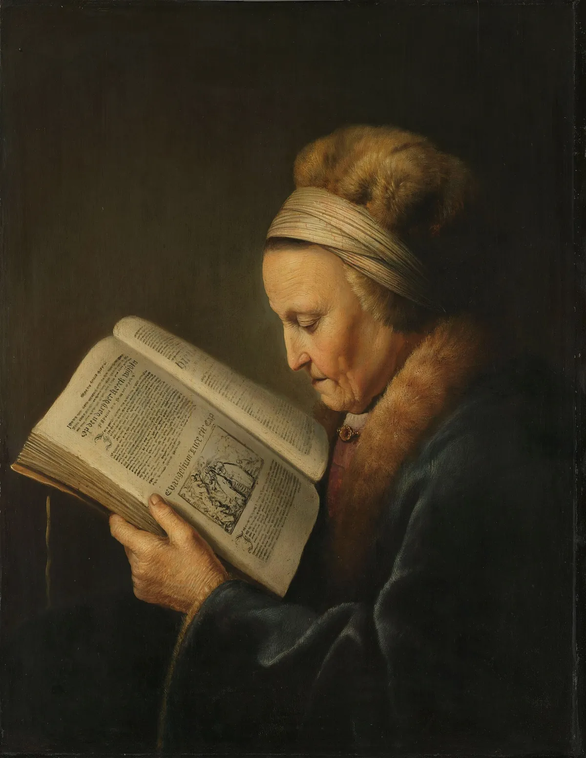 Gerrit Dou, Vecchia che legge: una donna anziana legge con attenzione un grande libro illustrato.